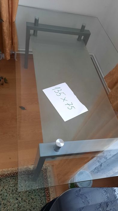 Vand doua masuta de sticla