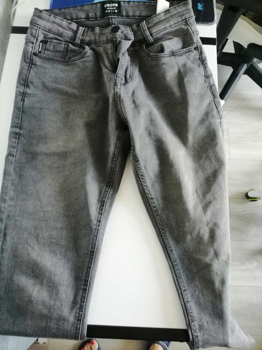 Vând blugi Cropp