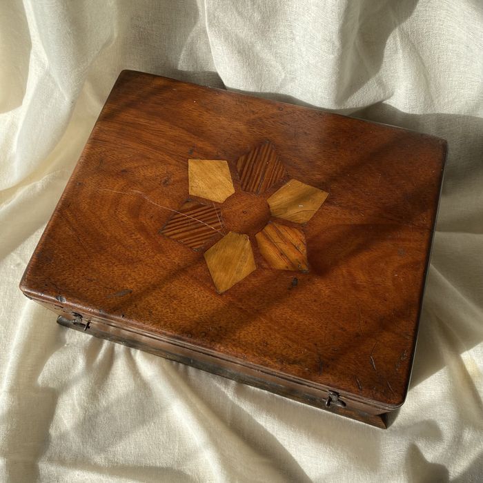 Cutie vintage deosebită, din lemn, în stare foarte bună