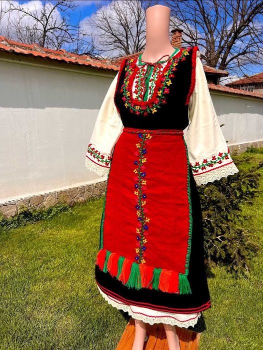 Ръчно бродирана носия. Новодел.