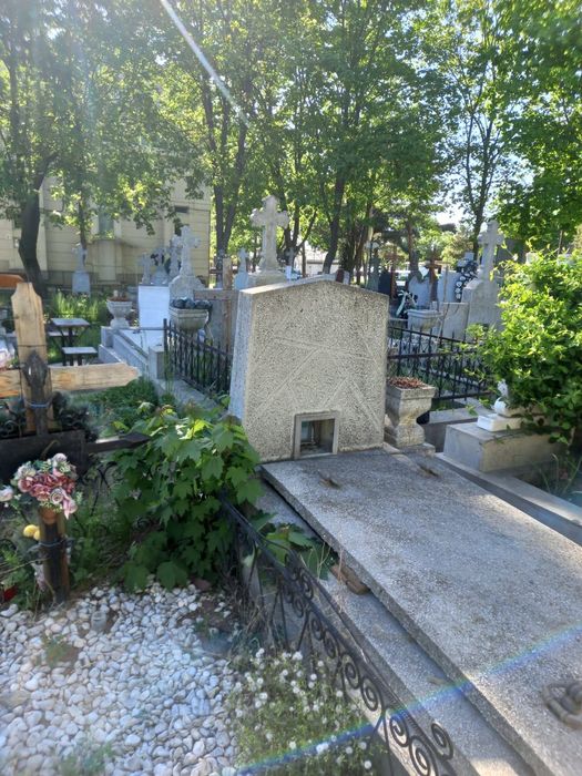 Loc de veci cu 2 cripte