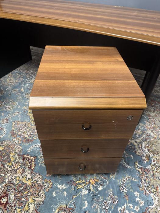 Стол начальника, боса, директора с приставкой и тумбочкой.