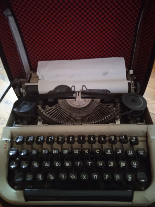 Продавам българска пишеща машина