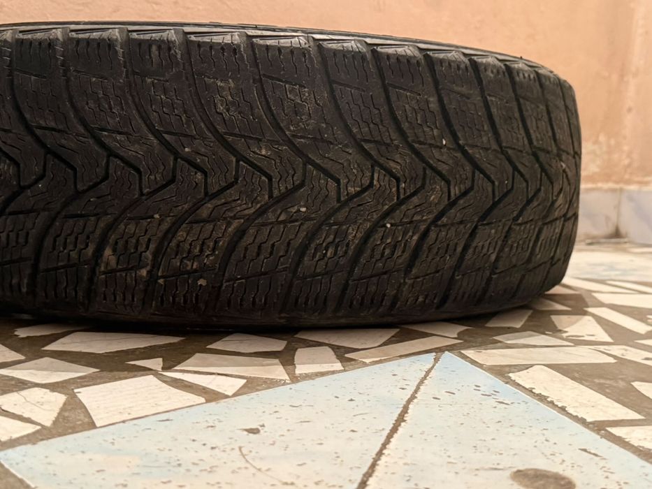 Срочно продам шины на (TOYOTA CAMRY)