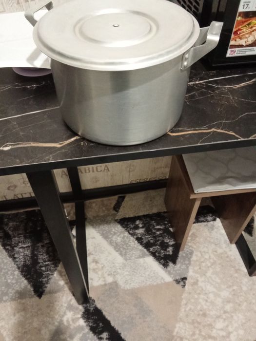 Продам кастрюлю алюминиевый.