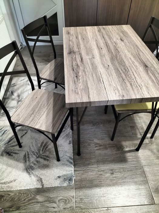 Vând masa cu patru scaune  110/70 110/70de bucătărie