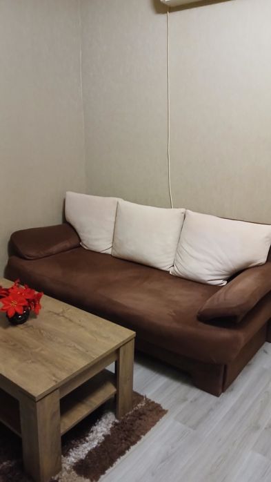 Продавам диван триместен и холна маса