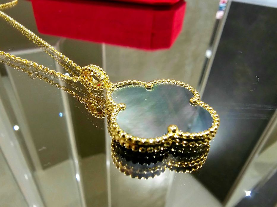 Van Cleef & Arpels VCA Gold Grey Mother Pearl Long Magic Дамско Колие