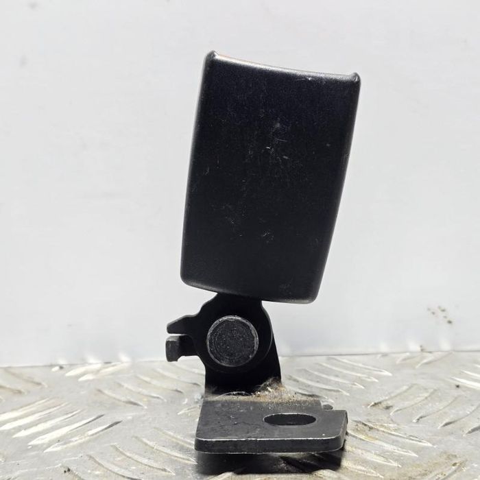 Capsa centura stanga spate Opel Corsa D facelift