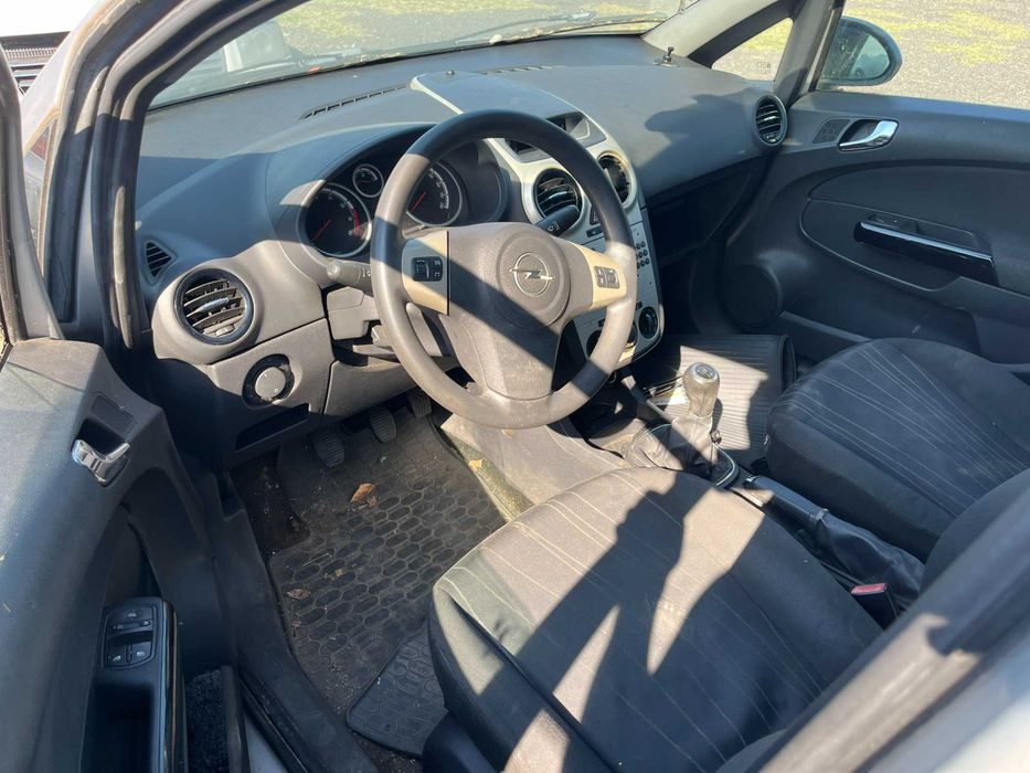 Dezmembrez Opel Corsa D 1,4 benzina gri argintiu 4 usi 2007