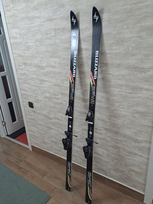 Vând schiuri Made în Austria