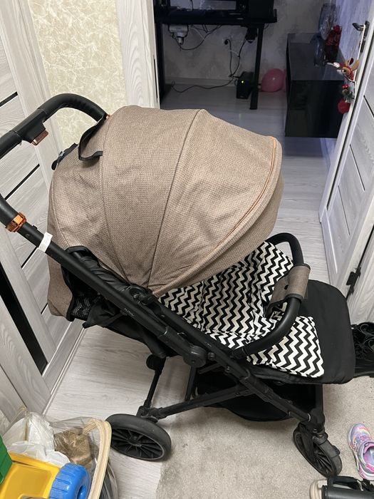 Раскладная детская коляска с откидным механизмом ручки