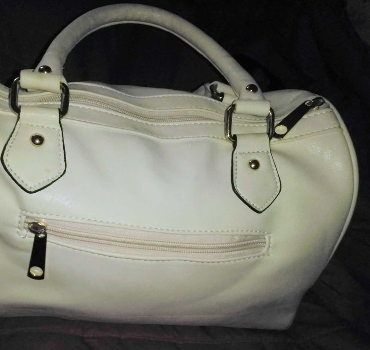 Дамска нова кожена чанта в светло кремаво-Изцяло от кожа!