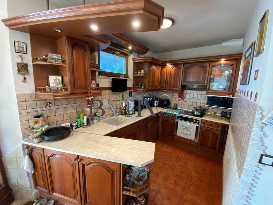 Обзаведена триетажна къща във Виница