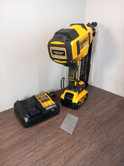 Vând pistol de cuie Dewalt