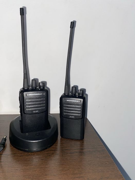 Радиостанция Motorola VX-261.