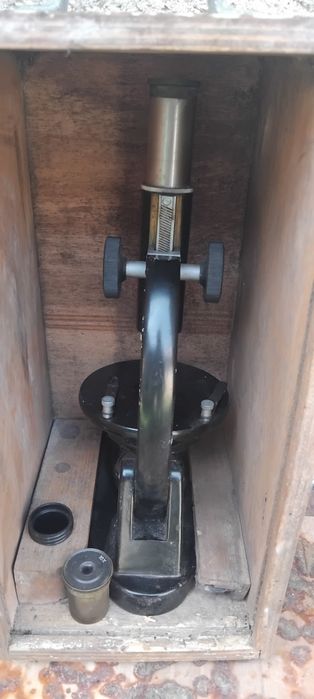 Старинен малък български микроскоп МУ-4