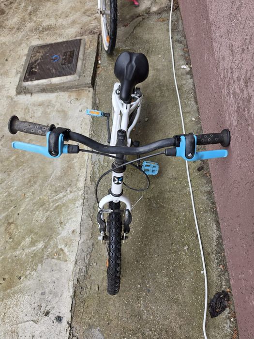 2 biciclete de copii fata si baiat aproape noi