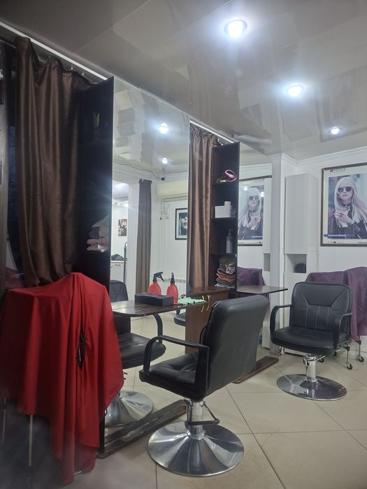 Продается шкаф с зеркалом.