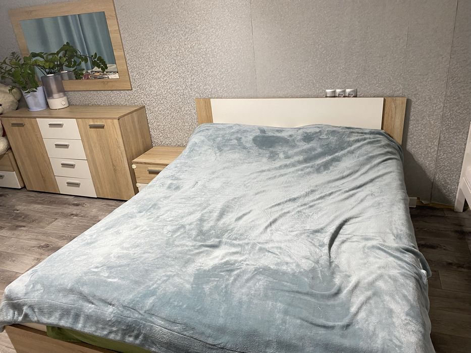 Продам спальный гарнитур