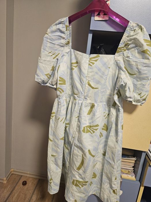 Лятна рокля с лек, ефирен плат и флорален принт