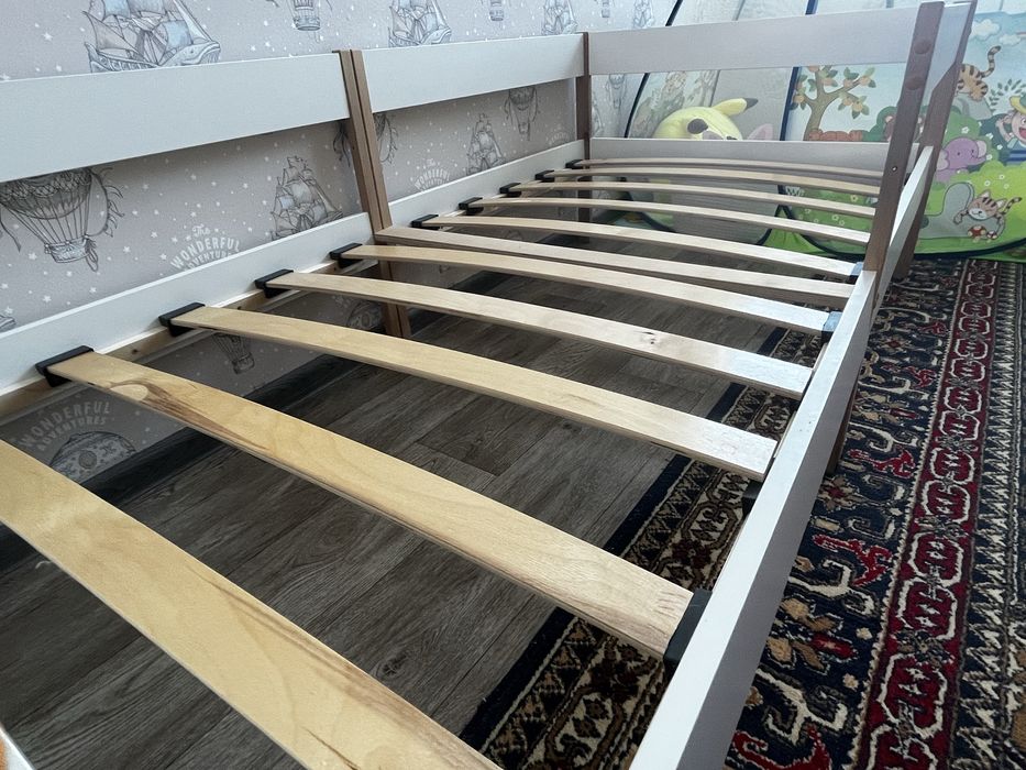 Детская кровать (почти новая)