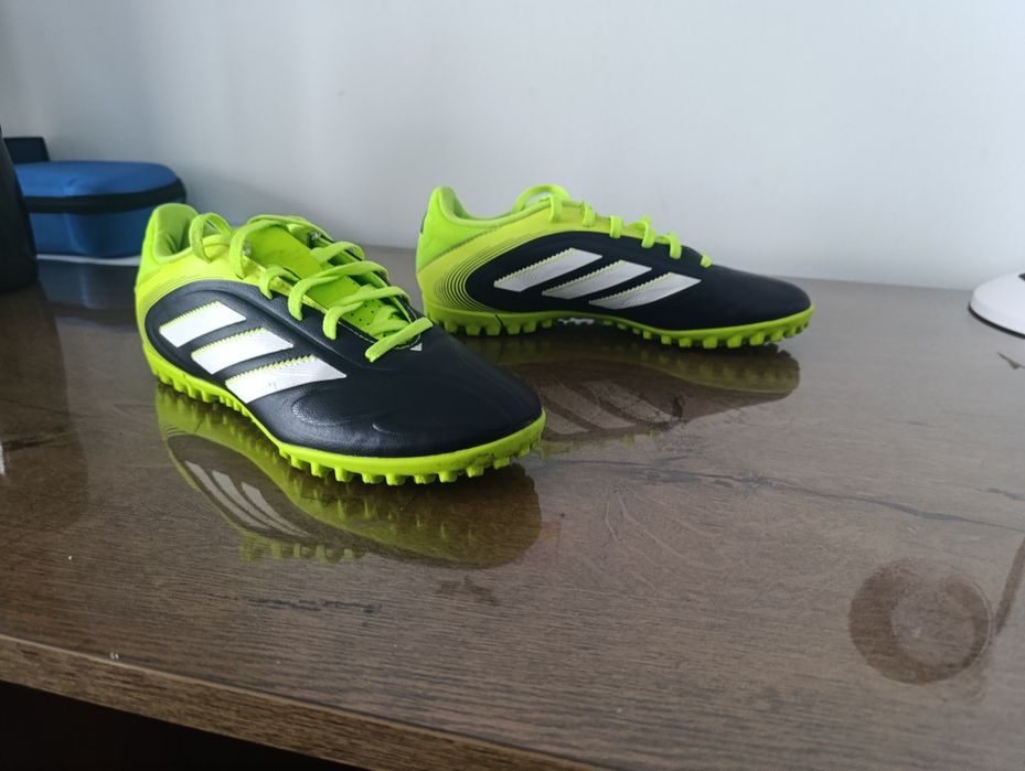 Acestea sunt ghete de fotbal Adidas Copa Pure III Club TF de culoare verde neon și negru.
Mărimea40