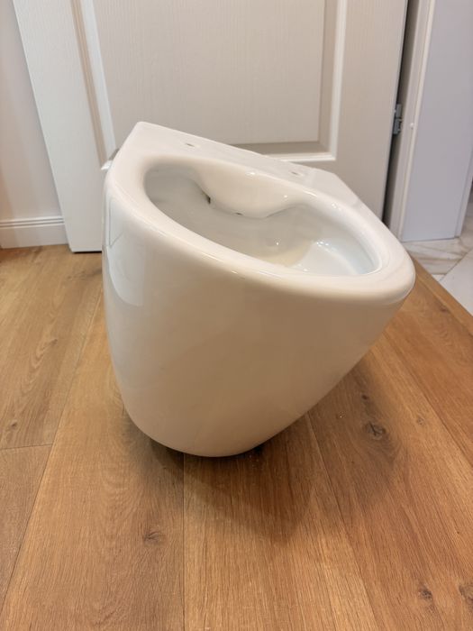 Конзолна тоалетна чиния Carlo