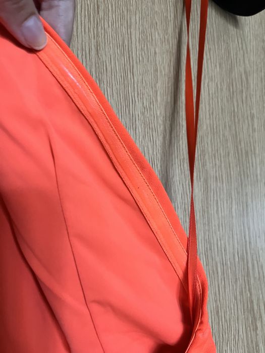 Rochie lunga, cu slit lung si taietura adanca a unei maneci