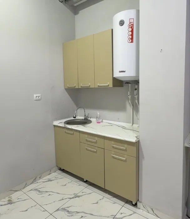 Аренда 900 м² — 1-я линия, готовый торговый зал под магазин,  салон,