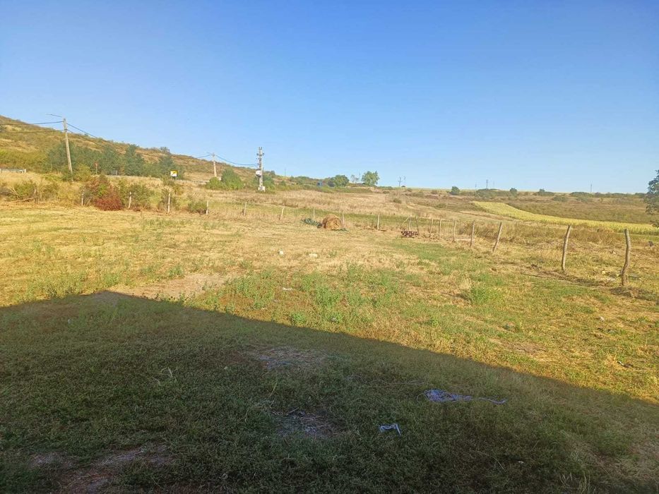 De vanzare proprietate cu doua grajduri in Comuna Borsa