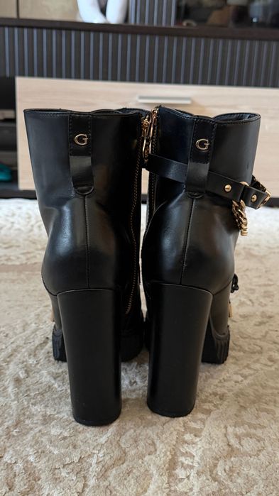 GUESS черни боти на висок ток със златисти детайли, размер 38