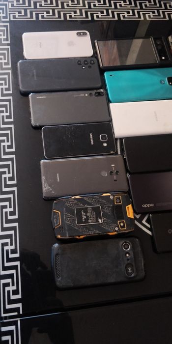 Ceasuri Garmin Smart și telefonane in stare de funcționare.