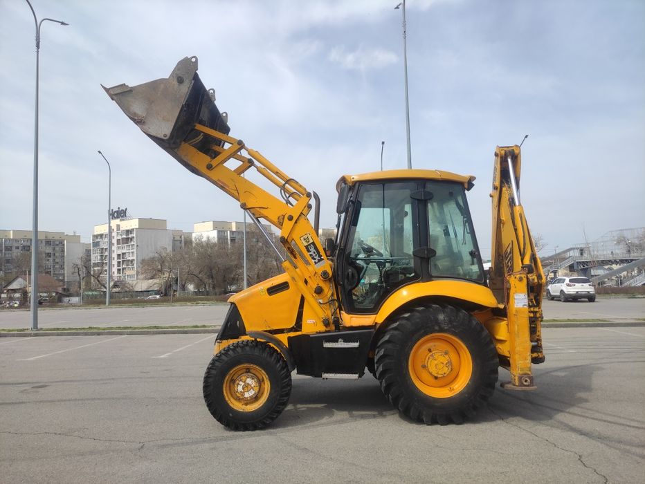Трактор. Экскаватор погрузчик JCB 3CX.