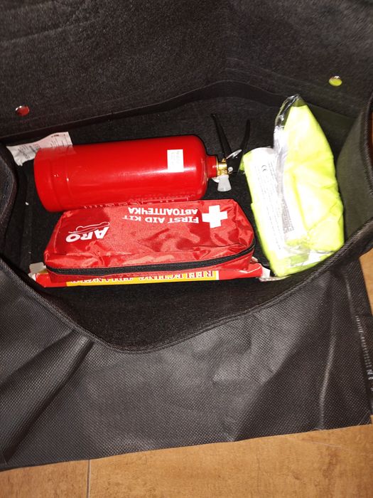 Автокомплект в чанта и подложка за багажник