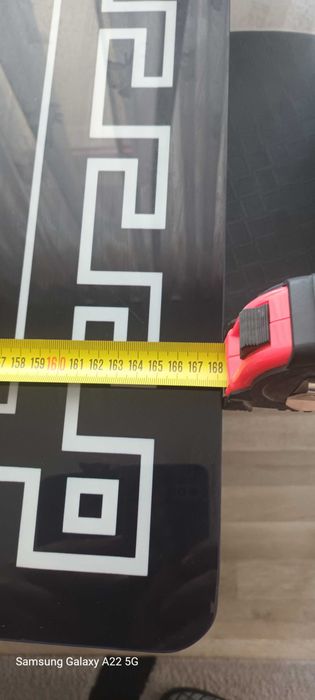 Трапезна разстегателна маса със 6 стола.