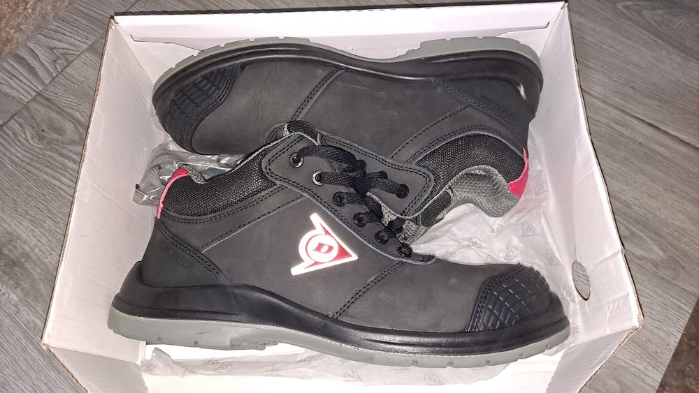 vând bocanci cu bombeu metalic Dunlop