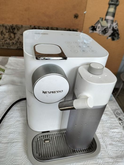 Vând Nespresso DeLonghi Gran Lattissima