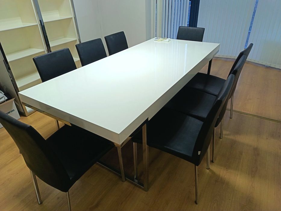 Бяла маса със столове от естествена кожа