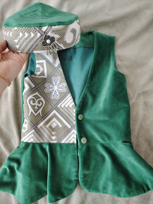 Продам жилетку с тақия