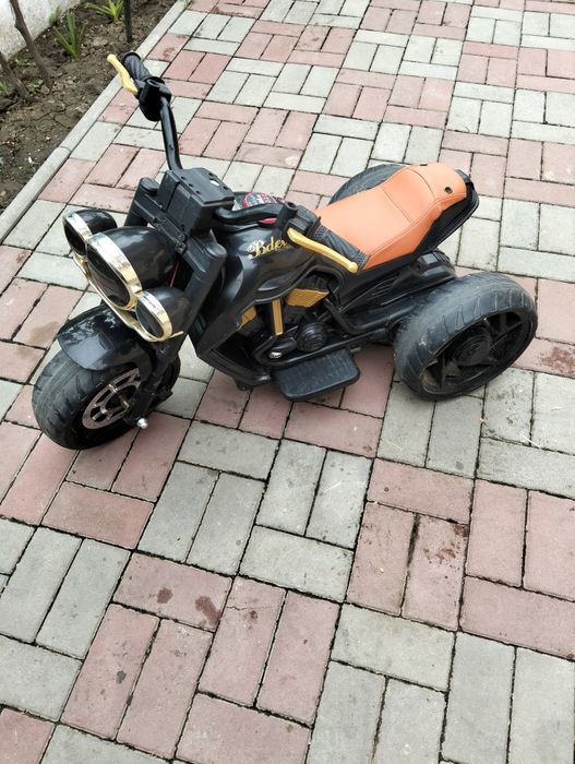 Motocicleta electrică tip"chopper"