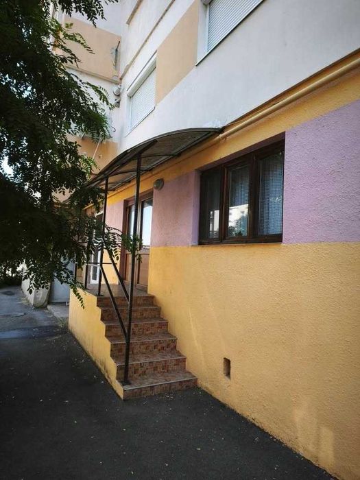 Spatiu Comercial / Apartament cu 4 camere PARTER, 83 mp, 4 intrari - Salonta