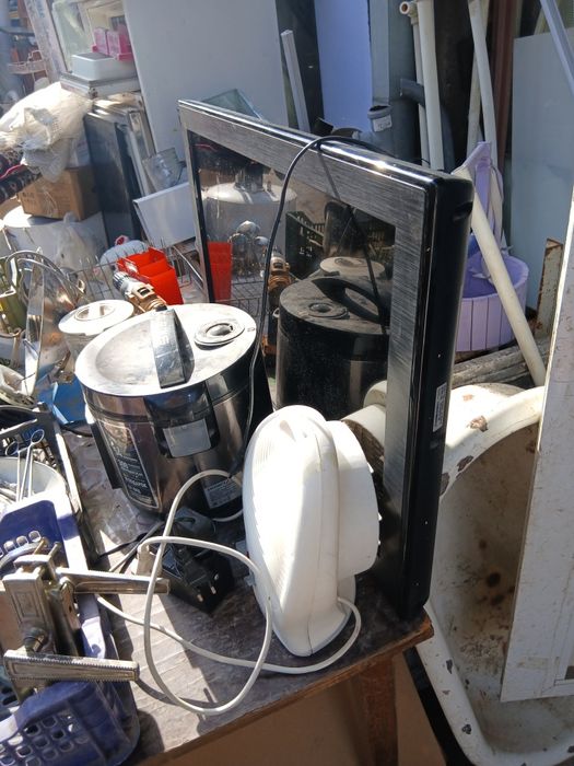 Телевизор LG плоски.