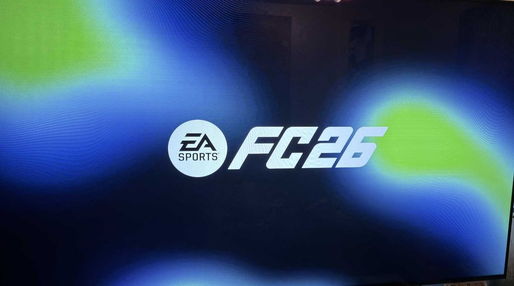 отличен PS 4 Pro, low firmware, 2 джойстика, подаръци FC 26+други игри