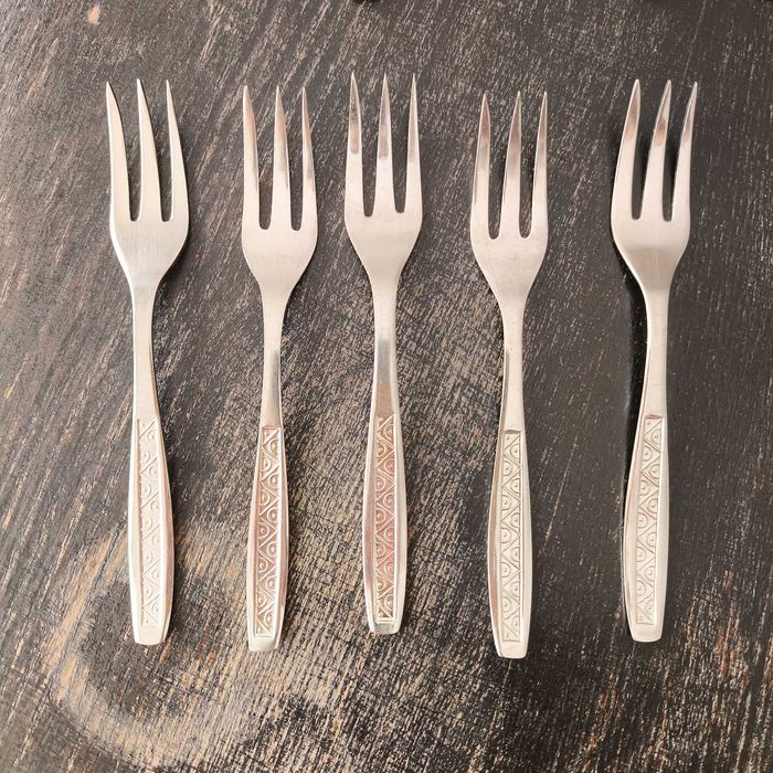 Български прибори за хранене - вилици, лъжици , ножове.