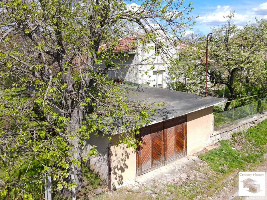 175090 Двуетажна къща с гараж и голям двор, в село до гр. Севлиево