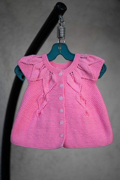 Ръчно плетени детски дрешки.