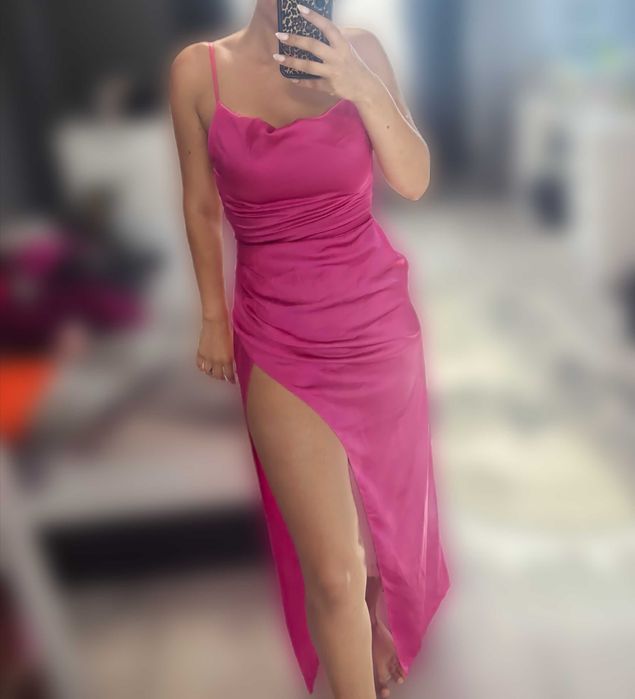 Сатенена розова рокля