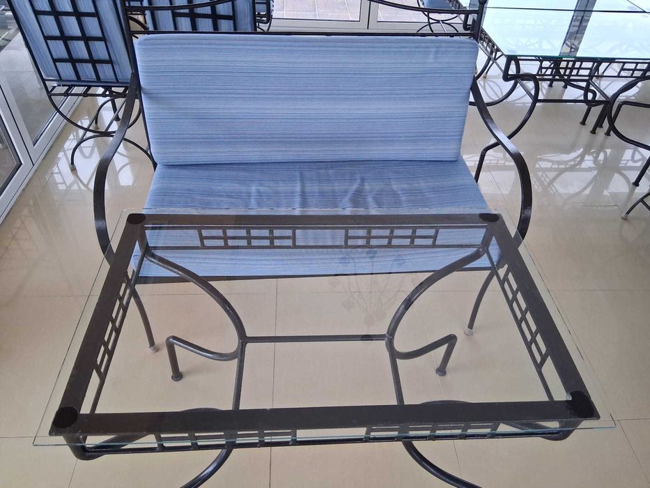 Set mobilier de exterior :scaune sau bancheta cu structură metalică neagră (fier forjat)  cu perne albastre si  masa