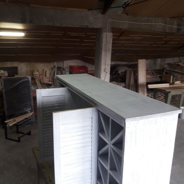 Шкаф за вино със жалузни вратички.